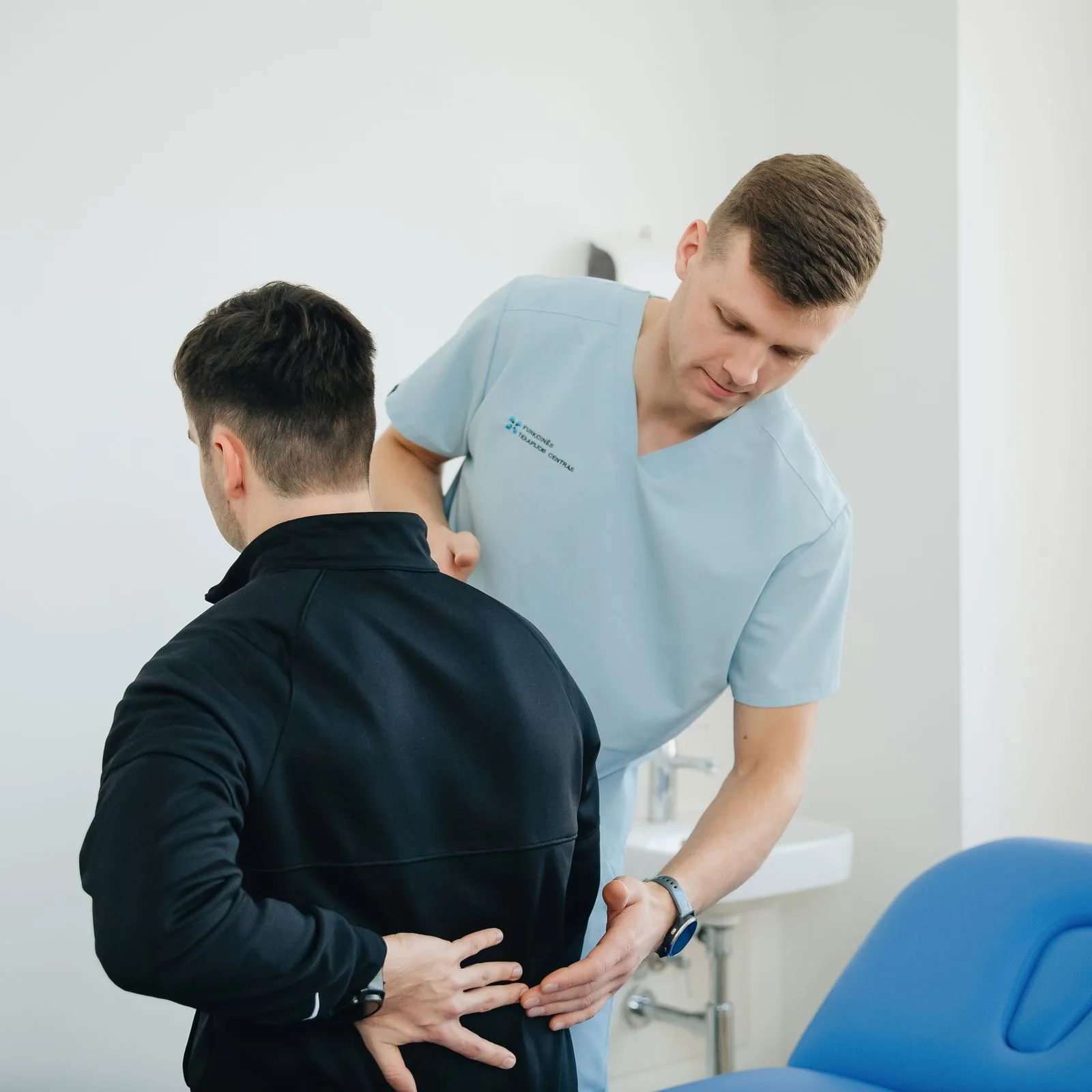 Durere între omoplați: cauze frecvente și semne care cer ajutor rapid