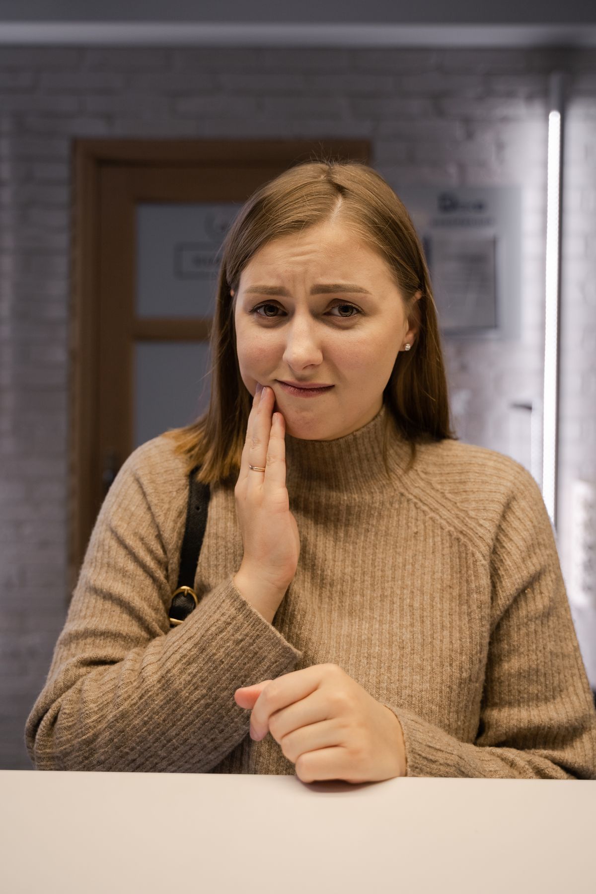 Bruxism nocturn sau diurn? Cum recunoști încleștarea maxilarului