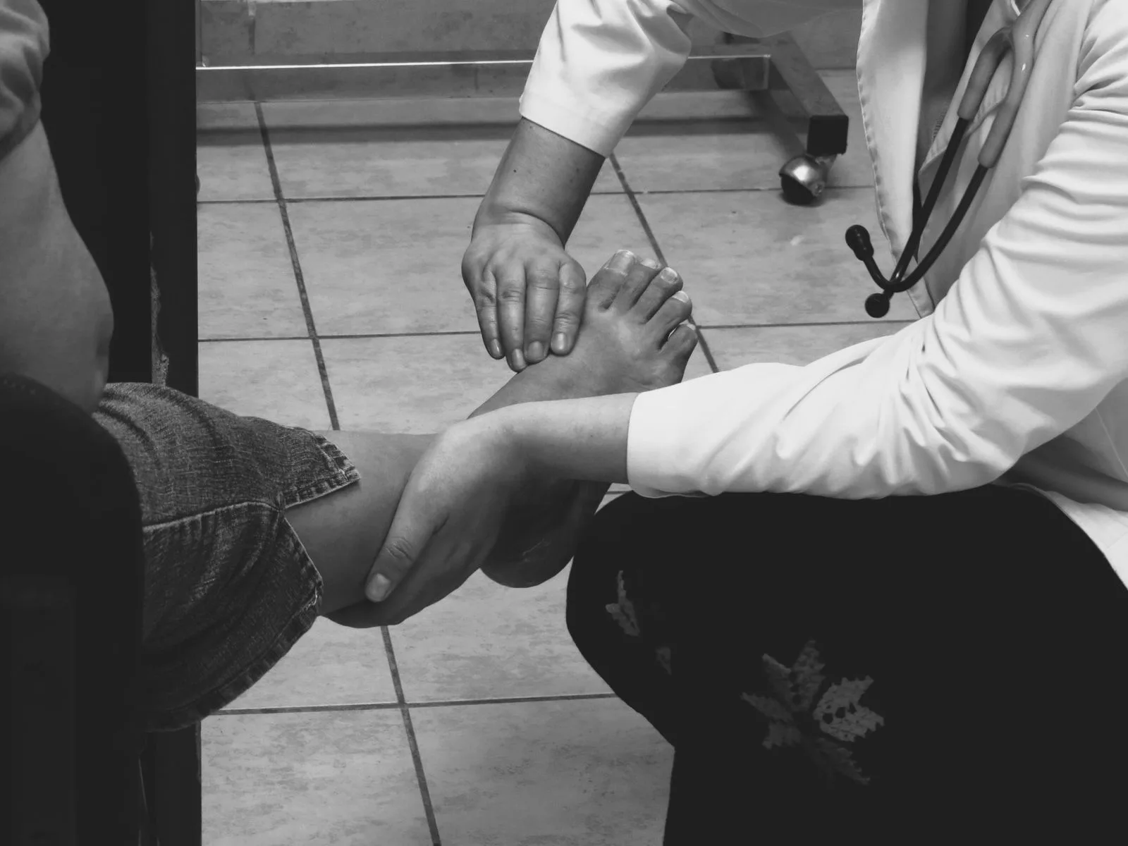 Furnicături în picioare: poziție, sciatică sau neuropatie și când mergi la medic